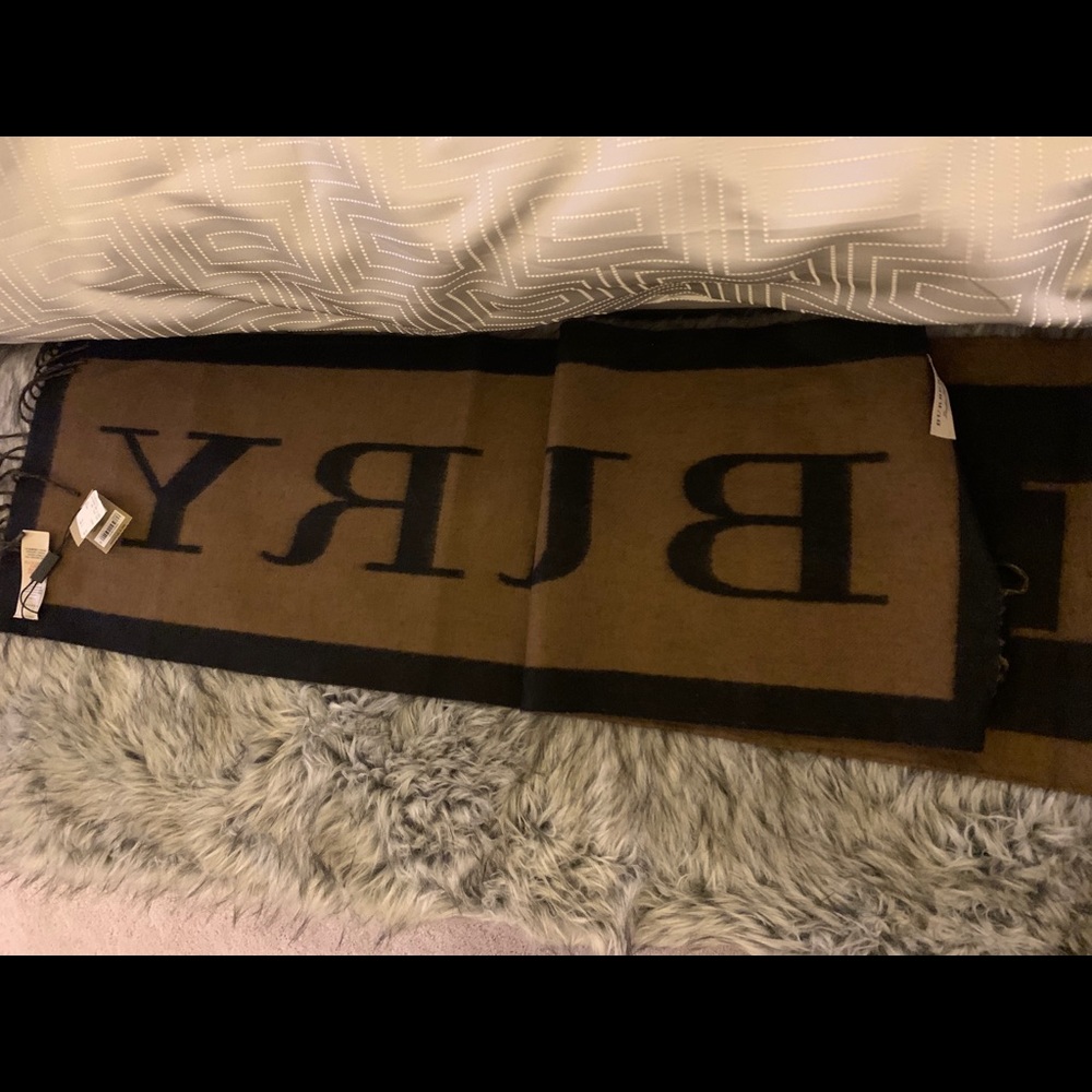 BURBERRY REVERSIBLE SCARF Black/Camel NEW WITH TAG - Picture 4 of 5